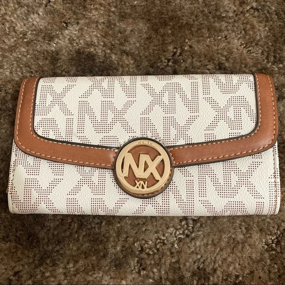 NWOT Chic Wallet - Picture 2 of 7